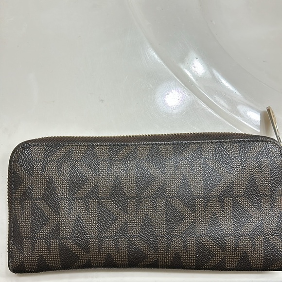 Michael Kors signature canvas wallet - Picture 2 of 3